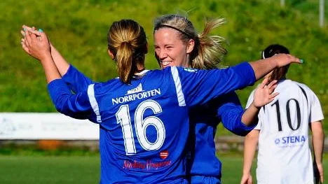 En kul eftermiddag på jobbet... Alviks Hanna Nyberg och Anna Nilsson jublar efter 3-0 mot Luleå DFC.