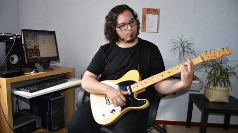 Mattias Kalander komponerar musik hemma i sin lägenhet i Malmberget. Han samarbetar med andra musiker runt om  i världen via datorn.