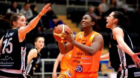 Utklassning - och en personlig revansch. Toppmötet mellan Norrköping och Northland innejöll det mesta. Och Norrköpings Lykendra Johnson hade huvudrollen. Amerikanskan fick sparken av Nortjland strax före jul och värvades istället till Norrköping. Resultat: Johnson var en av planens främsta spelare när Nörrköping vann med hela 82-55. "Jag hade mycket att bevisa", säger Johnson efter slutsignalen.