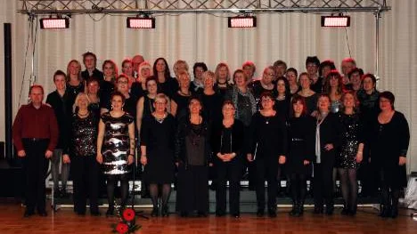 Kullekören som firar 70-årsjubileum i januari nästa år sjöng och spexade för två utsålda hus i Nordan i Malmberget under den gågna helgen.FOTO: Daniel Lehmusaari