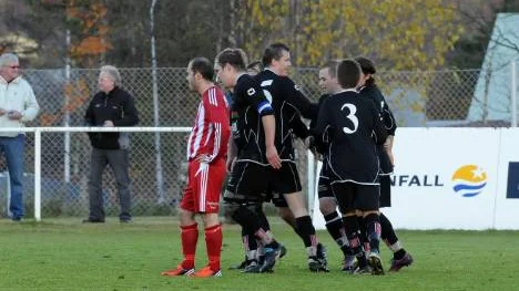 Spelarna i GM FF jublar efter vinsten. Nu ser det mörkt ut för Övertorneås jakt på nytt kontrakt.FOTO: Mats Henriksson