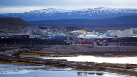 Här kan det damma rejält när det blåser. Det är bland annat material till betong och tillsatsmedel till pellets som krossas vid KGS anläggningar på LKAB-området som benämns Unio. FOTO: Hans Sternlund
