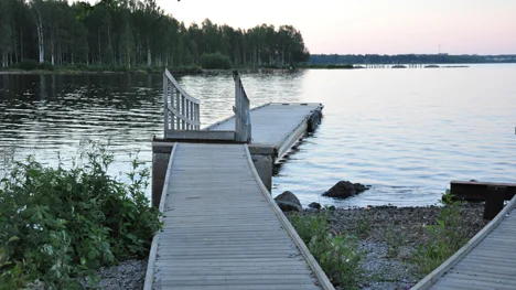 På den här bryggan inträffade onsdagens drunkningstillbud. Bryggan ligegr bara ett stenkast ifrån platsen där en 7-årig pojke drunknade under tisdagen.