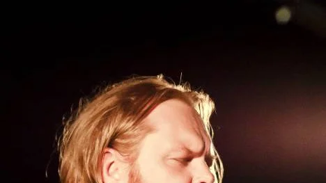 Låtarna Mattias Alkberg spelar under Talvatisfestivalen fungerar tyvärr mycket bättre på skiva, skriver Erik Stubbfält