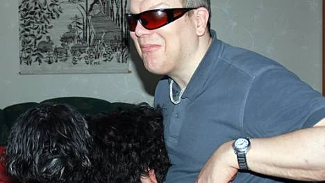 Rolf Lundqvist, här med hunden Francis, vill byta assistansbolag, men säger att hans förvaltare motsätter sig det trots att det inte fungerar.FOTO: Lena Tegström