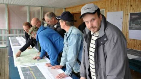 Det fanns många kartor att studera.FOTO: K-L Sundqvist