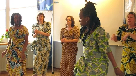 Det dunkade av afrikanska rytmer på Folkets hus i Gällivare i söndags. Närmast kameran syns Sivana-Gretta Ishimwe och Melissa Hidntuka, båda från Botswana, i bakgrunden Mariza Lyngmark, Mariann Gustafsson och Märit Inga.