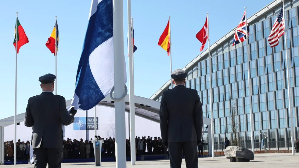 Finlands flagga på väg att hissas utanför Natohögkvarteret i Bryssel.