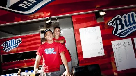 Christoffer Drott och Viann Jalal gillar stämningen i den röda pan-pizza bussen.