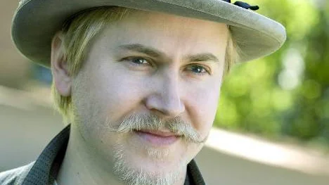 Anton Raukola låser upp dörren till historien.