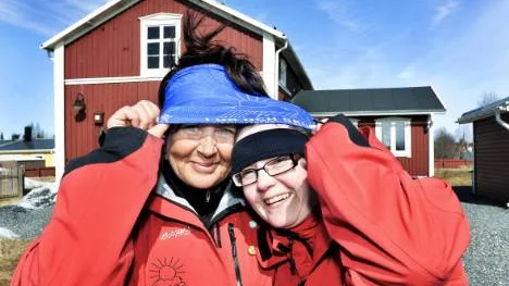 Britt-Mari Sevä-Österlund och Christina Eriksson, I Ur och skur-pedagoger, framför den gamla bondgården på Hertsön som ska bli förskola igen. Den här gången i privat regi. FOTO: Bengt-Åke Persson