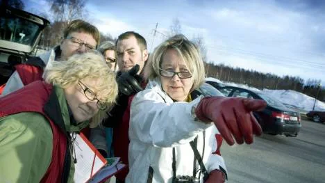 Likt fältherrar drar Anna-Lena Andersson, Ingela Uvberg-Nordell, Britt Westerlund, Fredrik Lundh Sammeli och de övriga upp riktlinjerna inför mötet med väljarna på Porsön.