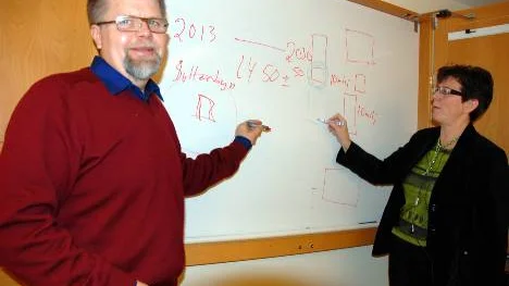 Kjell Hansson (utvecklingsledare vid grundskolan) och Monica Westman trodde på idén Kalix Lärcentrum - men det gör inte de styrande politikerna. FOTO: Lotta Nilsson