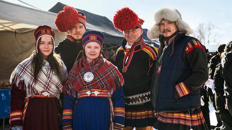 The filming of "Stöld" has started and several northerners appear in the cast, such as Ida Persson Labba (at the front in the middle). The image is supposed to represent Jokkmokk's winter market.