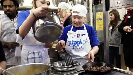 Alice Isaksson och Tua Bergquist från Abisko i full färd med att tillaga sin speciella kycklinggryta. Till vänster syns Vilda kocken, Erik Brännström, som också satt med i den jury som bedömde rätterna.