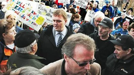 Så här såg det ut när Setras vd Kent Torwald mötte upprörda Seskaröbor. Nu låter han bilan falla över ännu ett sågverk i Norrbotten, det på Lövholmen i Piteå.