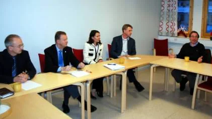 Några som deltog i presskonferensen om en utvecklingsplattform var fr v Berth Lundqvist, ordförande i Företagarna, Åke Eltoft, näringslivsstyrelsens ordförande, Jeanette Nilsson, näringslivschef, Robert Bernhardsson,  chef arbetsförmedlingen och kommunalrådet Bosse Strömbäck.v.

FOTO: LENA LEFFLER