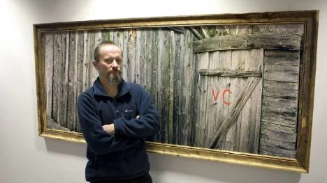 "Skrotgårdarna är en slags natur för mig", säger Esko Männikkö som är aktuell med en utställning i Luleå. Foto: Kurt Engström