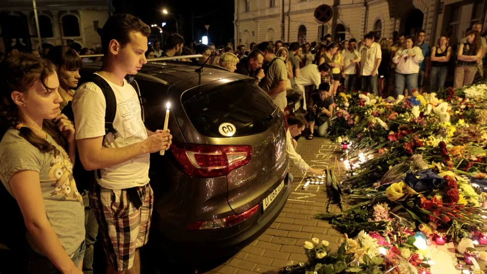 Sörjer. Utanför Nederländernas ambassad i Kiev samlades sörjande för kransnedläggning.