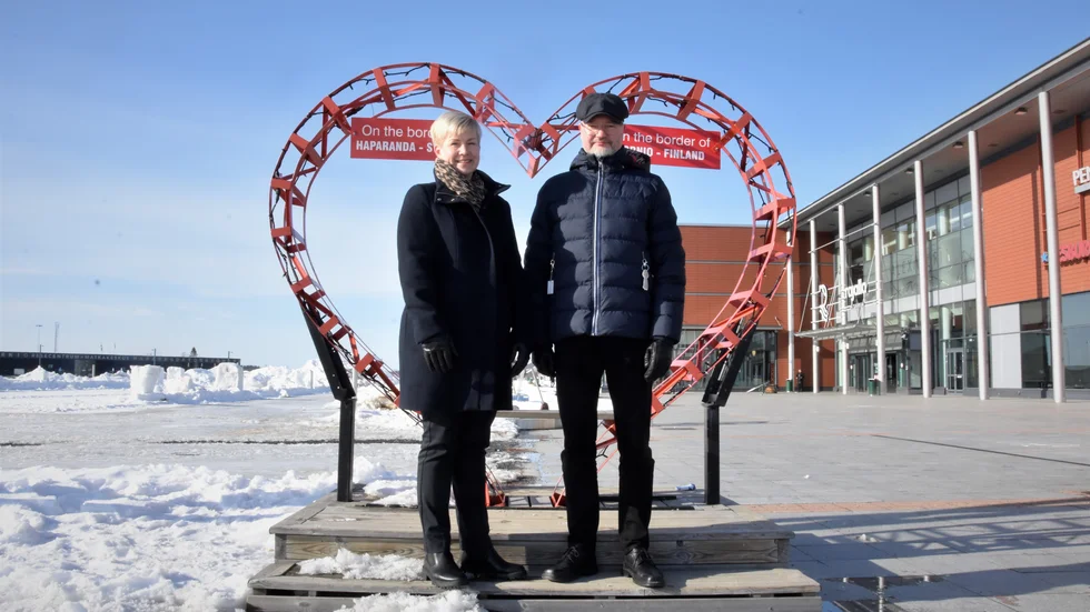 Nina Waara och Jukka Kujala på gränsen. "Det är tryggare nu", säger Kujala efter att Finland gått med i Nato.