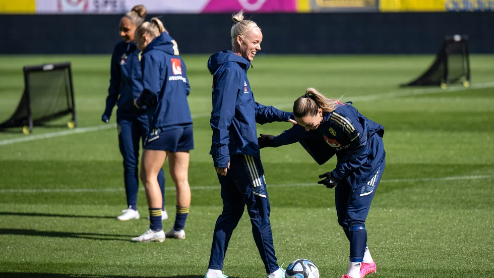 Caroline Seger och Kosovare Asllani, här under en av träningarna i Malmö i veckan, inleder dagens landskamp mot Danmark på bänken.