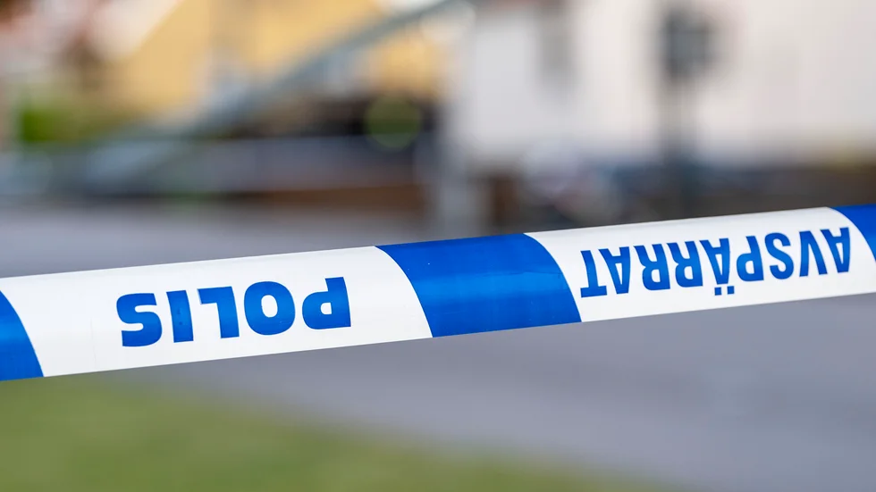 En man i 60-årsåldern vårdas för allvarliga skador efter att ha fått någon form av stickskador på en ort i Ystads kommun. Två män är gripna misstänka för mordförsök. Arkivbild.