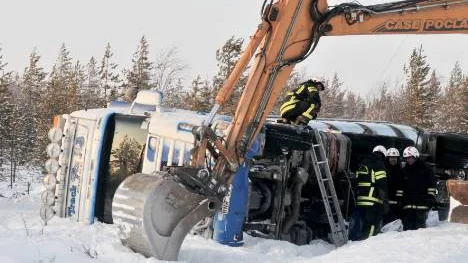 Lastbilen med grus kom för långt ut på väg kanten när den fick möte med ett annat fordon på skogsbilvägen.FOTO: Linda Danhall