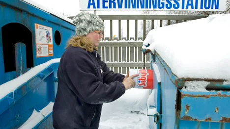 Birgitta Olsson hade mycket att sortera när hon kom till återvinningsstationen. Hon har svårt att förstå de som inte sorterar sina sopor.