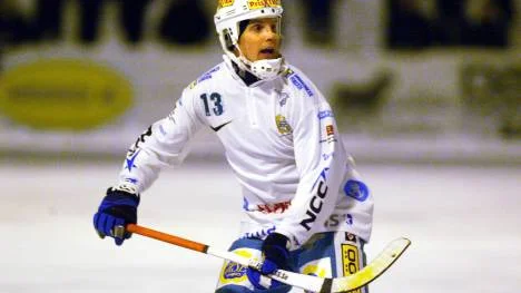 Kalixsonen Lars Johansson kommer tillsammans med lagkamraten Olov Englund "hem" i kväll för att möta HT Bandy.