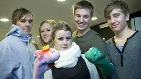 Prinsessan blir räddad av sin storebror, Hulken. Erik Stålnacke, Mathilda Broström, Filip Christensen, Sofie Jakobsson skojar loss.