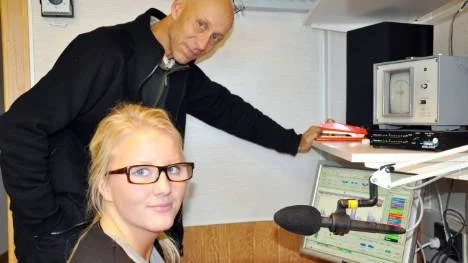 Handledaren Bertil Isaksson programledaren ida Brännström, 18, i Sveriges Radios Pajalstudio. Här ska det göras radioprogram för ungdomar av ungdomar.Foto: Kurt-Lennart Sundqvist