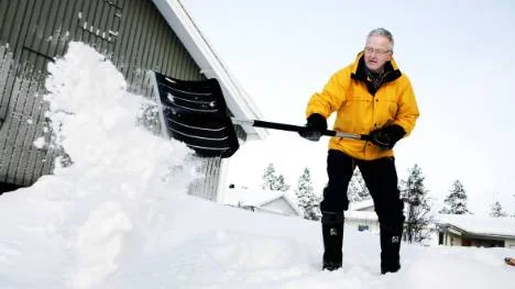 Holger Liminga gillar att använda snörakan när han skottar snö.FOTO: Pär Bäckström