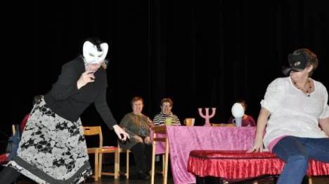 Siri Carlsson närmar sig kattlikt Marianne Lindgren. FOTO: Kirsi Poikela