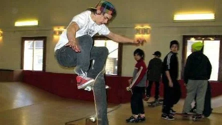 I lördags invigdes skatehallen i Gällivare. Här är det Henrik Burk som testar den nya hallen i ett hopp.FOTO: John Filipsson