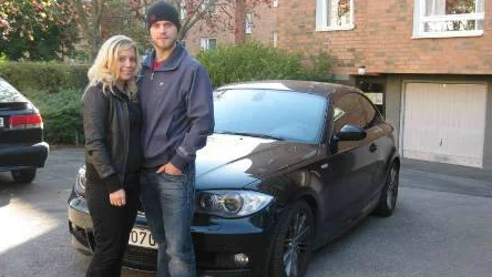 Dubbel billycka. Haparandabon Niklas Hermansson, 26, och flickvännen Katarina Miettinen, 19, har numera två BMW-bilar efter vinsterna i Asplövens hockeylotteri.