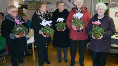 PRO:s egna mannekänger avtackades med blommor efter visningen. Fr.v. Ulla-Britt Söderberg, Nanny Henriksson, Greta Berggren, Anita Östergård och Kerstin Josefsson,
