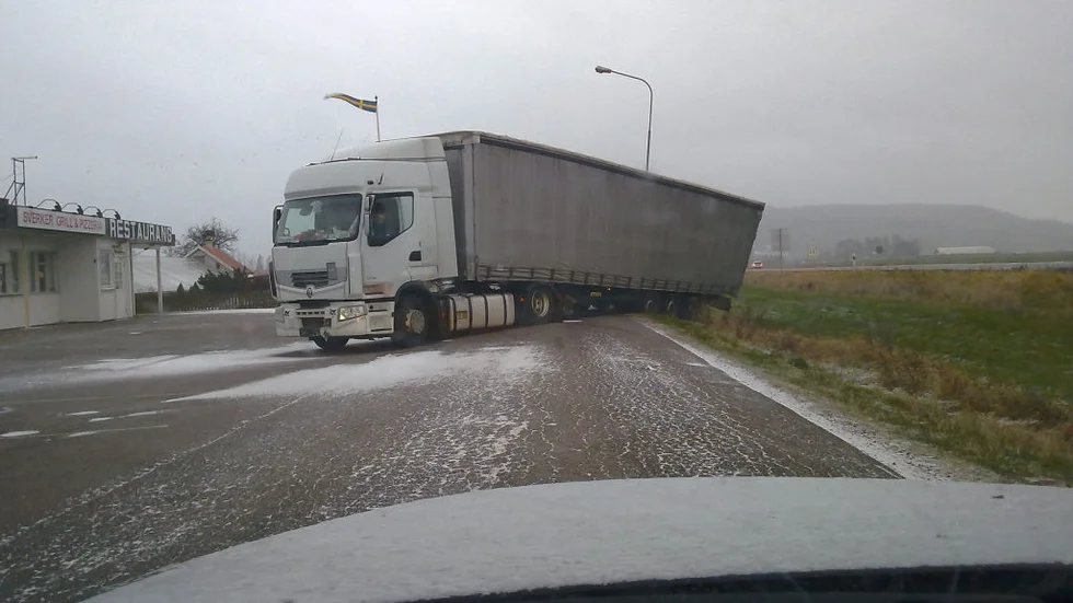 Snöovädret under tisdagsmorgonen ledde till en avåkning strax utanför Hästholmen.