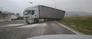Långtradare gled av vägen