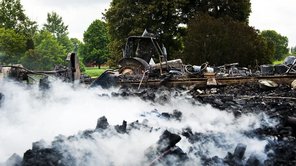 Röken pyrde ur ruinerna ännu på fredagsförmiddagen. Foto: OLA AXMAN