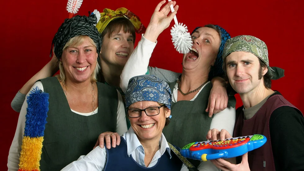 Bostads oefterhärmliga kör The Moppers ställer upp i år igen. Längst fram Åsa Christoffersson. Bakom henne, från vänster: Ann-Charlotte Irhede, Maria Hovberg, Helena Lundberg och Erik Wallsten (som pga pappaledighet ersätts av Lollo Asplund). Tillkommer i år gör också skönsjungande Hans Tillberg.