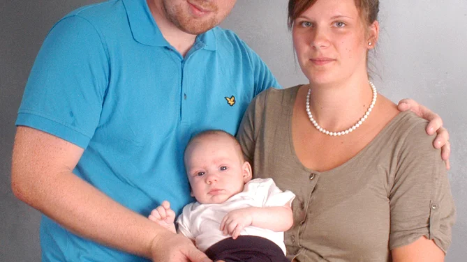 Nicolina Lundgren och Alexander Gustafsson, Mjölby fick 29/4 en son som heter Wilgot Love Lundgren. Vikt 4 130 g, längd 52 cm. Bild: Görans Foto Mjölby.