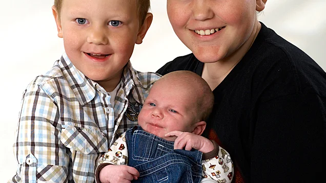 Jenny Nilsson och Antero Nybacka, Motala, fick 12/4 sonen Liam. Längd 51 cm, vikt 3 750 g. Syskonen heter Linus, 11 år, och Lucas, 4.