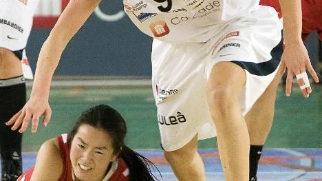 Luleå Basket och Emma Nilsson var allt som oftast först på bollen i norrderbyt mot Umeå.