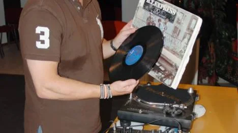 Anders Dahlquist, håller igång fortfarande som diskjockey efter 43 års spelade. " Jag tycker fortfarande det är lika kul att underhålla folk."