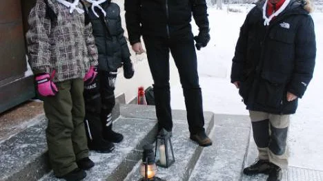 Fredsljuset från Betlehem har kommit till Sverige i 15 års tid. Igår tog prästen Mogens Amstrup med sig scouttjejerna Emma Engström och Matilda Larsson och överlämnade lågan till kyrkoherden Hans Johansson.