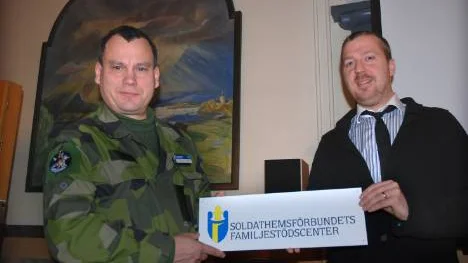 Brigadchefen Torbjörn Larsson och Andreas Philipsson från Svenska soldathemsförbundet invigde landets nordligaste familjestödcenter.FOTO: Nina Pettersson