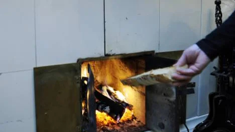 Vedbristen är akut i Norrbotten. Många vedförsäljare tvingas tacka nej till kunder för att kunna behålla en del av sina lager resten av vintern.FOTO: Pär Bäckström