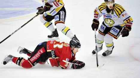 Luleåbacken Elias Fälth gick på knäna mot Brynäs. Luleå hade 2-0, men tappade ledningen - och föll sedan efter straffar