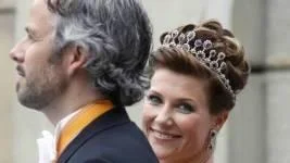 Hur sne aura måste inte Ari Behn ha? Varför hjälper inte Märta Louise sin egen make med hans aura? foto: scanpix