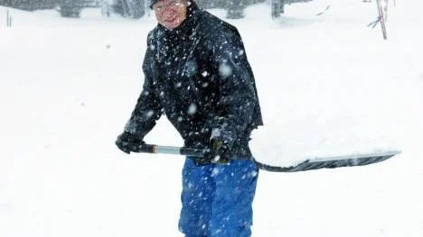 Bengt Wikström hade inga problem med sysselsättningen i stugan i Katterjåkk. Snickarjobbet fick med jämna mellanrum avbrytas för att hålla uppfarten renskottad.
